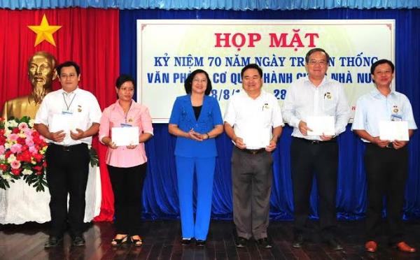 Văn phòng UBND tỉnh: Tổ chức họp mặt cán bộ, công chức 